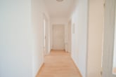 Flur - DIETZ: Gepflegte Obergeschosswohnung mit Balkon und Stellplatz in Babenhausen – Hergershausen.