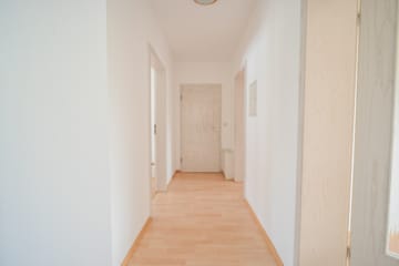 DIETZ: Gepflegte Obergeschosswohnung mit Balkon und Stellplatz in Babenhausen – Hergershausen. - Flur (691816)