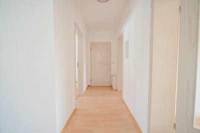 DIETZ: Gepflegte Obergeschosswohnung mit Balkon und Stellplatz in Babenhausen – Hergershausen. - Flur (698041)