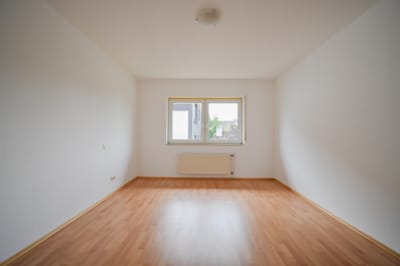 DIETZ: Gepflegte Obergeschosswohnung mit Balkon und Stellplatz in Babenhausen – Hergershausen. - Schlafzimmer (698034)