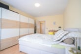 Schlafzimmer - DIETZ: Gepflegte Obergeschosswohnung mit Balkon und Stellplatz in Babenhausen – Hergershausen.