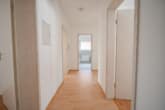 Flur - DIETZ: Gepflegte Obergeschosswohnung mit Balkon und Stellplatz in Babenhausen – Hergershausen.