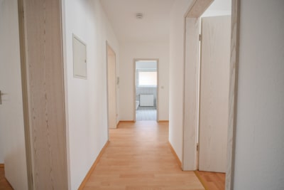 DIETZ: Gepflegte Obergeschosswohnung mit Balkon und Stellplatz in Babenhausen – Hergershausen. - Flur (698040)