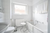 Tageslichtbadezimmer - DIETZ: Gepflegte Obergeschosswohnung mit Balkon und Stellplatz in Babenhausen – Hergershausen.