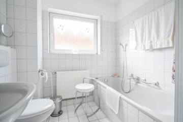 DIETZ: Gepflegte Obergeschosswohnung mit Balkon und Stellplatz in Babenhausen – Hergershausen. - Tageslichtbadezimmer (686891)
