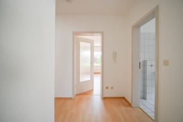 DIETZ: Gepflegte Obergeschosswohnung mit Balkon und Stellplatz in Babenhausen – Hergershausen. - Flur (691818)