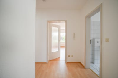 DIETZ: Gepflegte Obergeschosswohnung mit Balkon und Stellplatz in Babenhausen – Hergershausen. - Flur (698043)