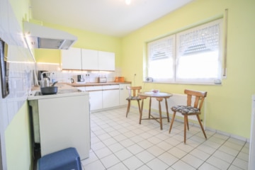 DIETZ: Gepflegte Obergeschosswohnung mit Balkon und Stellplatz in Babenhausen – Hergershausen. - Küche mit EBK (686884)
