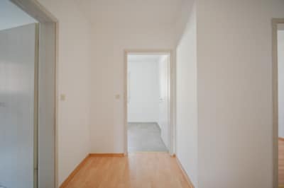 DIETZ: Gepflegte Obergeschosswohnung mit Balkon und Stellplatz in Babenhausen – Hergershausen. - Flur (698042)