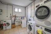 gemeinschaftlicher Waschraum KG - DIETZ: Gepflegte Obergeschosswohnung mit Balkon und Stellplatz in Babenhausen – Hergershausen.