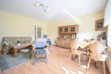 DIETZ: Gepflegte Obergeschosswohnung mit Balkon und Stellplatz in Babenhausen – Hergershausen. - Wohnzimmer (686881)
