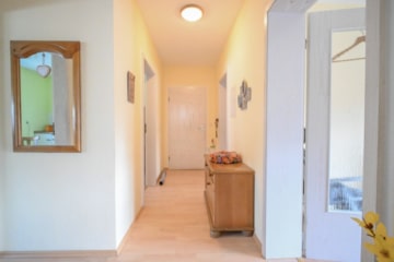 DIETZ: Gepflegte Obergeschosswohnung mit Balkon und Stellplatz in Babenhausen – Hergershausen. - Flur (686894)