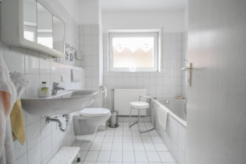 DIETZ: Gepflegte Obergeschosswohnung mit Balkon und Stellplatz in Babenhausen – Hergershausen. - Tageslichtbadezimmer (686890)