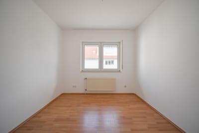 DIETZ: Gepflegte Obergeschosswohnung mit Balkon und Stellplatz in Babenhausen – Hergershausen. - Bürozimmer / Schlafzimmer (698037)