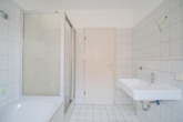 Tageslichtbadezimmer - DIETZ: Gepflegte Obergeschosswohnung mit Balkon und Stellplatz in Babenhausen – Hergershausen.