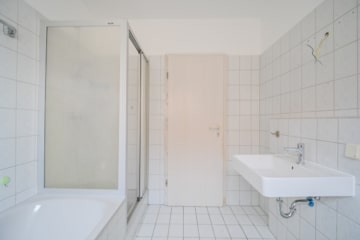 DIETZ: Gepflegte Obergeschosswohnung mit Balkon und Stellplatz in Babenhausen – Hergershausen. - Tageslichtbadezimmer (691814)