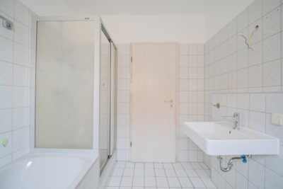 DIETZ: Gepflegte Obergeschosswohnung mit Balkon und Stellplatz in Babenhausen – Hergershausen. - Tageslichtbadezimmer (698039)