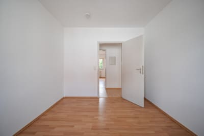 DIETZ: Gepflegte Obergeschosswohnung mit Balkon und Stellplatz in Babenhausen – Hergershausen. - Bürozimmer / Schlafzimmer (698036)