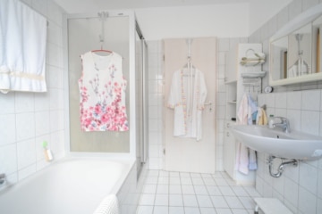 DIETZ: Gepflegte Obergeschosswohnung mit Balkon und Stellplatz in Babenhausen – Hergershausen. - Tageslichtbadezimmer (686892)