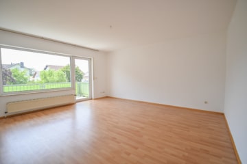 DIETZ: Gepflegte Obergeschosswohnung mit Balkon und Stellplatz in Babenhausen – Hergershausen. - Wohnzimmer (691803)