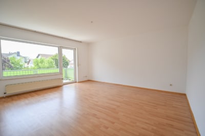 DIETZ: Gepflegte Obergeschosswohnung mit Balkon und Stellplatz in Babenhausen – Hergershausen. - Wohnzimmer (698028)