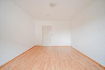 DIETZ: Gepflegte Obergeschosswohnung mit Balkon und Stellplatz in Babenhausen – Hergershausen. - Schlafzimmer (691810)