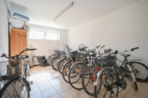Gemeinschaftlicher Fahrradraum - DIETZ: Gepflegte Obergeschosswohnung mit Balkon und Stellplatz in Babenhausen – Hergershausen.