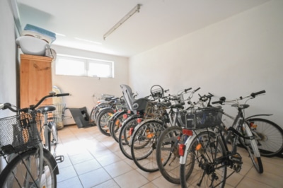DIETZ: Gepflegte Obergeschosswohnung mit Balkon und Stellplatz in Babenhausen – Hergershausen. - Gemeinschaftlicher Fahrradraum (698049)