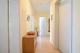 Flur - DIETZ: Gepflegte Obergeschosswohnung mit Balkon und Stellplatz in Babenhausen – Hergershausen.