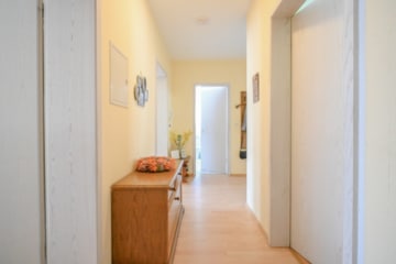 DIETZ: Gepflegte Obergeschosswohnung mit Balkon und Stellplatz in Babenhausen – Hergershausen. - Flur (686893)