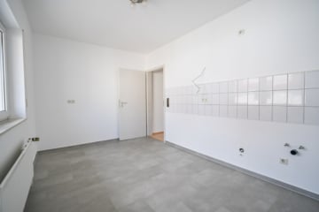 DIETZ: Gepflegte Obergeschosswohnung mit Balkon und Stellplatz in Babenhausen – Hergershausen. - Küche (691808)