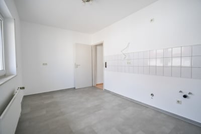 DIETZ: Gepflegte Obergeschosswohnung mit Balkon und Stellplatz in Babenhausen – Hergershausen. - Küche (698033)