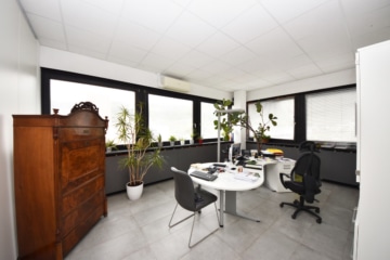 DIETZ: PROVISIONSFREI Modernisierte Büroetage mit 300m² Bürofläche zur Vermietung! Viele Parkplätze! - Büro 1 (643130)