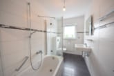 Tageslicht Badezimmer - DIETZ: TOP-Modernisierte 2-Zimmer-Wohnung im 2. Obergeschoss