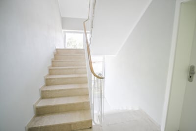 DIETZ: 3-Zimmer-Wohnung im 1. OG im energetisch sanierten 7-FH m. Balkon n. Godelsberg und Waldrand! - Treppenhaus OG (702717)