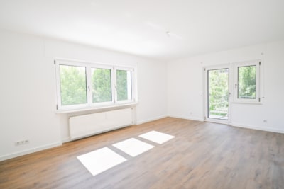 DIETZ: 3-Zimmer-Wohnung im 1. OG im energetisch sanierten 7-FH m. Balkon n. Godelsberg und Waldrand! - Wohnzimmer (702703)