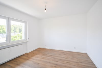 DIETZ: 3-Zimmer-Wohnung im 1. OG im energetisch sanierten 7-FH m. Balkon n. Godelsberg und Waldrand! - Schlafzimmer 1 von 2 (702706)