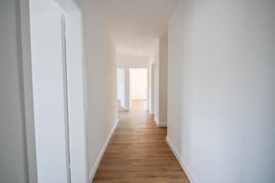 DIETZ: 3-Zimmer-Wohnung im 1. OG im energetisch sanierten 7-FH m. Balkon n. Godelsberg und Waldrand! - Flur (702715)