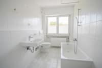 Tageslichtbadezimmer mit Wanne