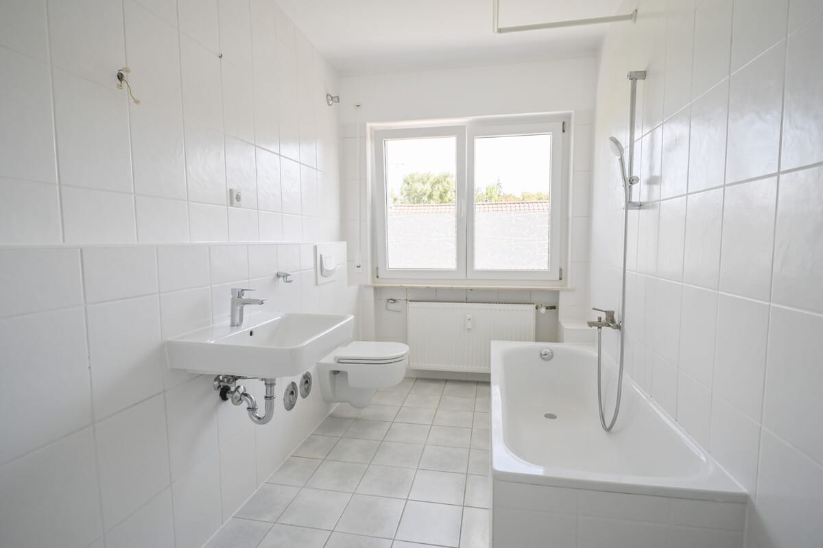 Tageslichtbadezimmer mit Wanne