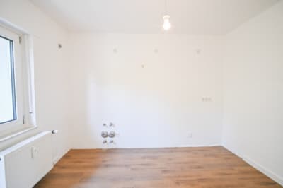 DIETZ: 3-Zimmer-Wohnung im 1. OG im energetisch sanierten 7-FH m. Balkon n. Godelsberg und Waldrand! - Küche (702711)