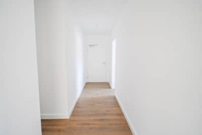 DIETZ: 3-Zimmer-Wohnung im 1. OG im energetisch sanierten 7-FH m. Balkon n. Godelsberg und Waldrand! - Flur (702716)