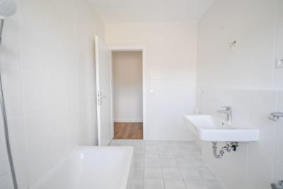 DIETZ: 3-Zimmer-Wohnung im 1. OG im energetisch sanierten 7-FH m. Balkon n. Godelsberg und Waldrand! - Tageslichtbadezimmer mit Wanne (702714)