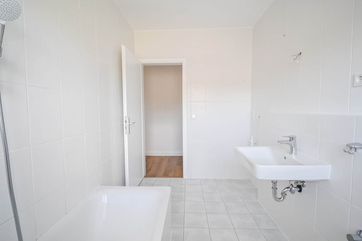 Tageslichtbadezimmer mit Wanne