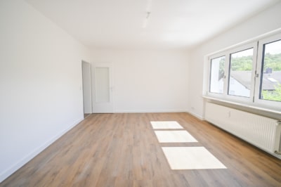 DIETZ: 3-Zimmer-Wohnung im 1. OG im energetisch sanierten 7-FH m. Balkon n. Godelsberg und Waldrand! - Wohnzimmer (702705)