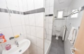 Tageslichtbadezimmer mit Dusche - DIETZ: Einzugsbereite und renovierte 3-Zimmerwohnung im ersten Obergeschoss in Münster zu vermieten!