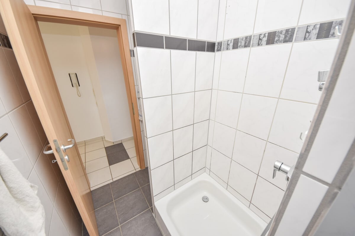 Tageslichtbadezimmer mit Dusche