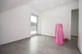Schlafzimmer 1 von 3 - DIETZ: Hochwertige Ausstattung in penthouseähnlicher Wohnung mit 2 großen Balkonen! Wohnungsaufzug!
