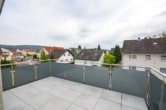 Großzügiger Balkon - DIETZ: Hochwertige Ausstattung in penthouseähnlicher Wohnung mit 2 großen Balkonen! Wohnungsaufzug!