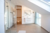 Tageslichtbadezimmer OG - Modernes Reihenendhaus in ruhiger Feldrandlage von Babenhausen mit Garage, Garten und Carport!